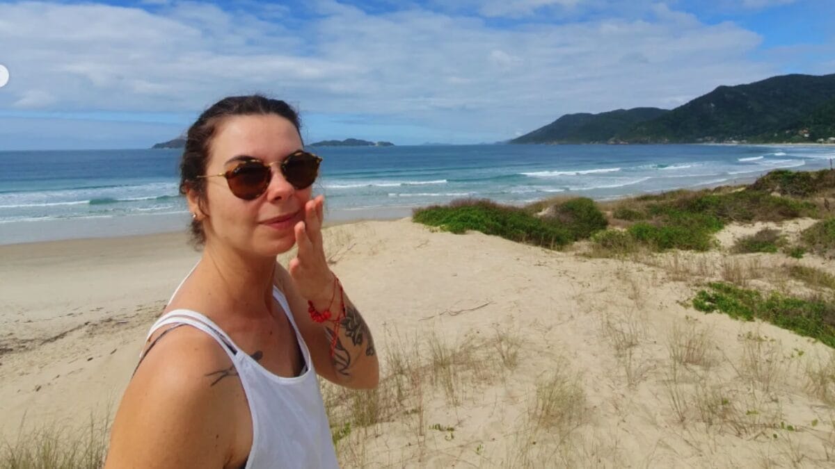Foto mostra Catarina Kasten, de 31 anos, em uma praia de Florianópolis