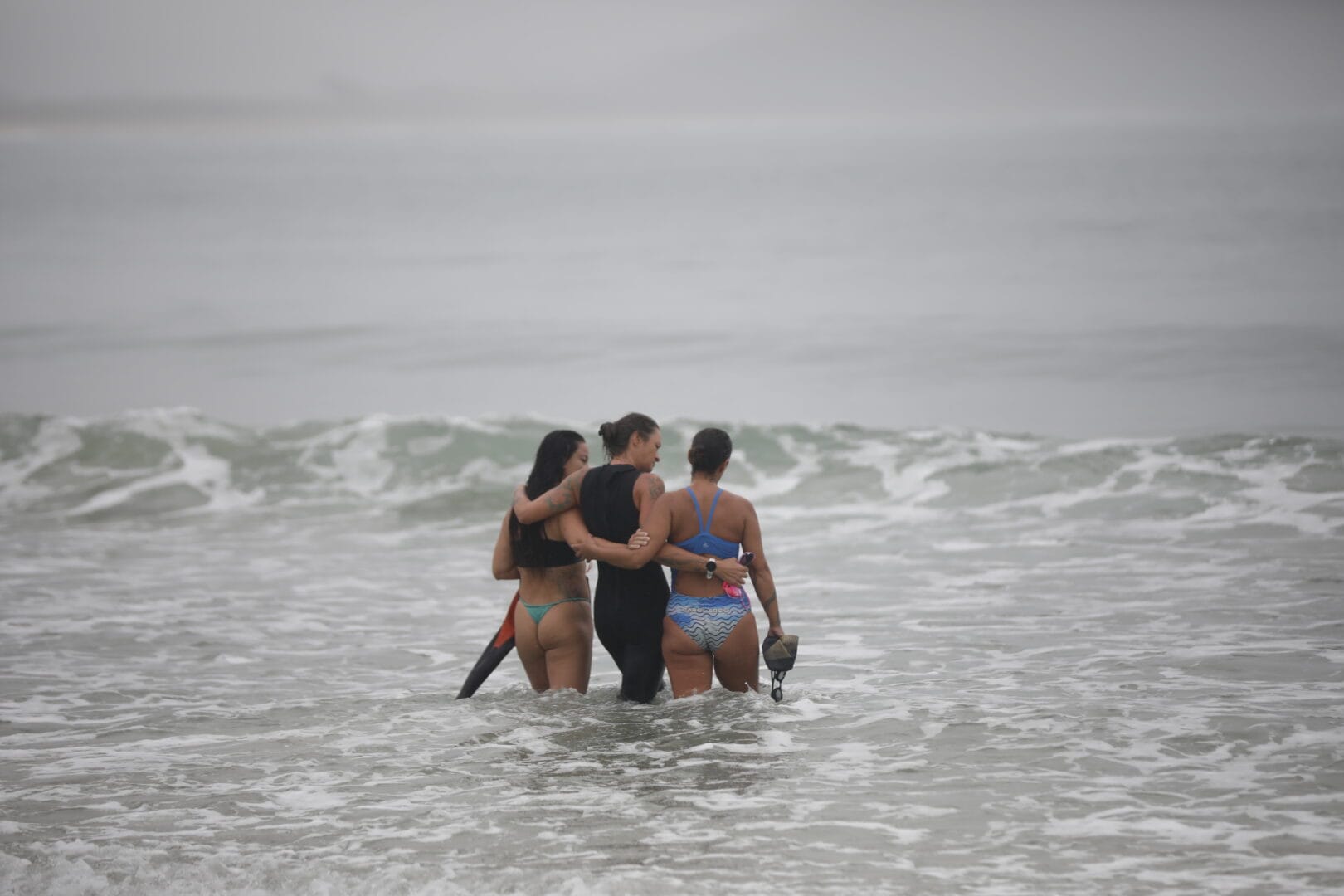 Colegas de nata&ccedil;&atilde;o de Catarina Kasten se re&uacute;nem na Praia da Arma&ccedil;&atilde;o