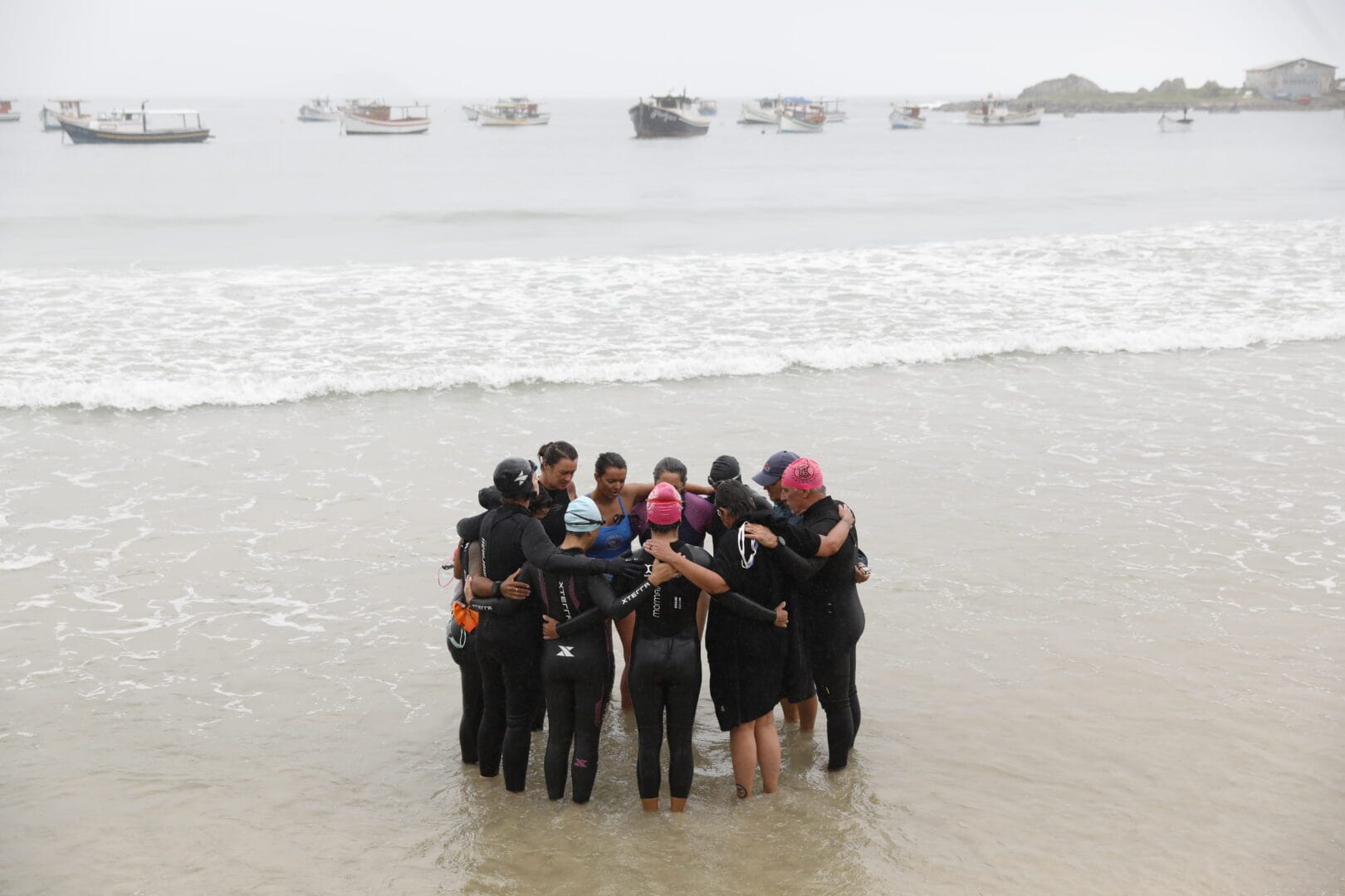Colegas de nata&ccedil;&atilde;o de Catarina Kasten se re&uacute;nem na Praia da Arma&ccedil;&atilde;o