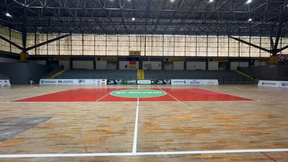 Partida ocorre no Sesi, em Blumenau (Foto: Bruno Atanazio)