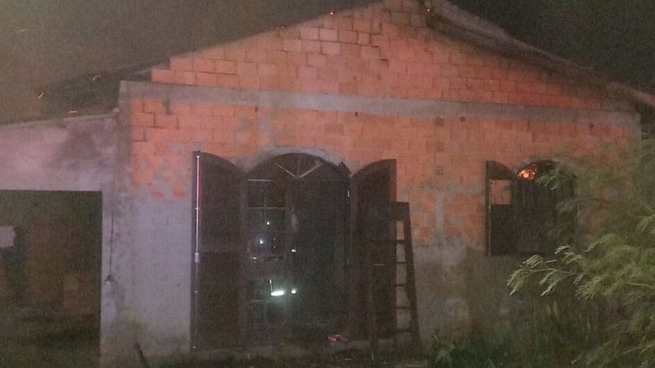 Chamas destruíram boa parte da residência (Foto Corpo de Bombeiros, Divulgação)