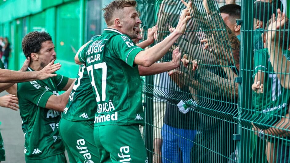 Jogadores da Chapecoense comemorando o gol do acesso com a torcida