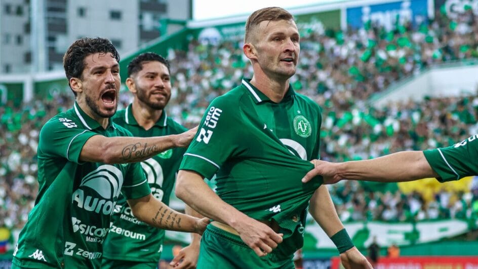 Jogadores da Chapecoense comemorando o gol do acesso