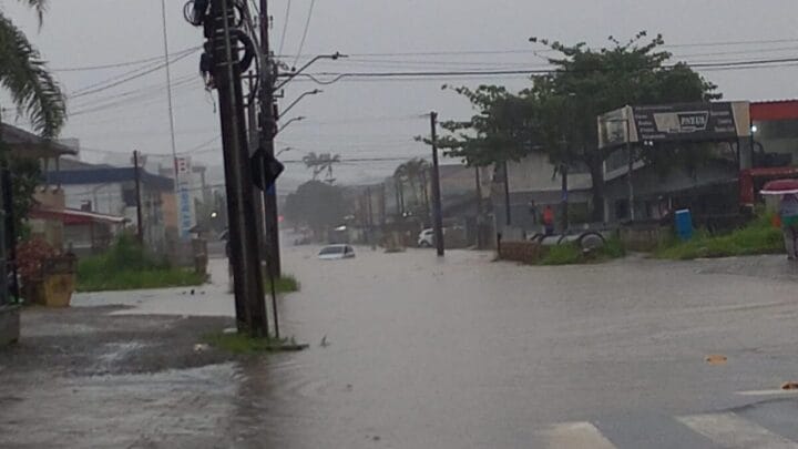 Chuvas intensas atingem Joinville e ruas amanhecem alagadas