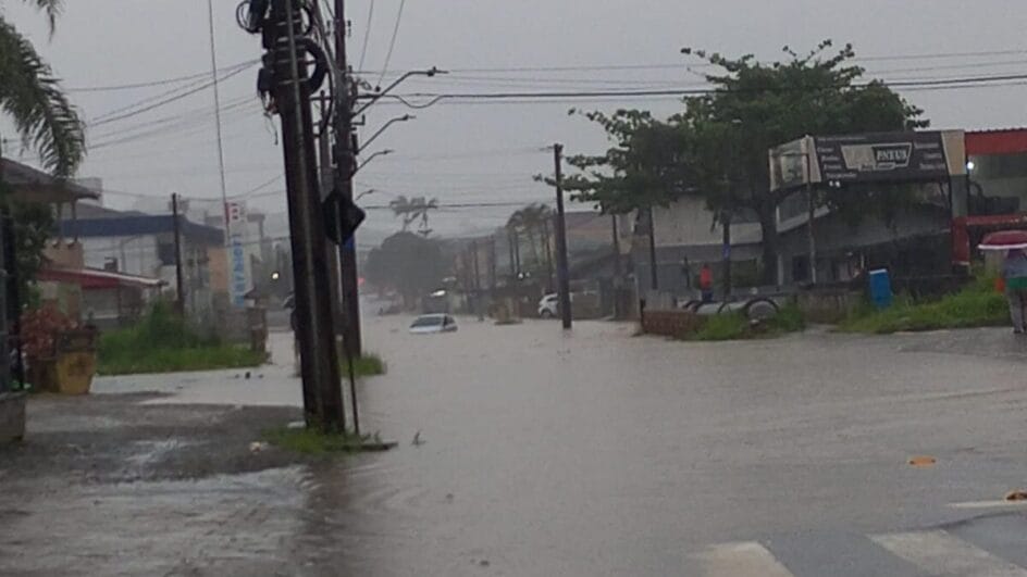 Chuvas intensas atingem Joinville e ruas amanhecem alagadas