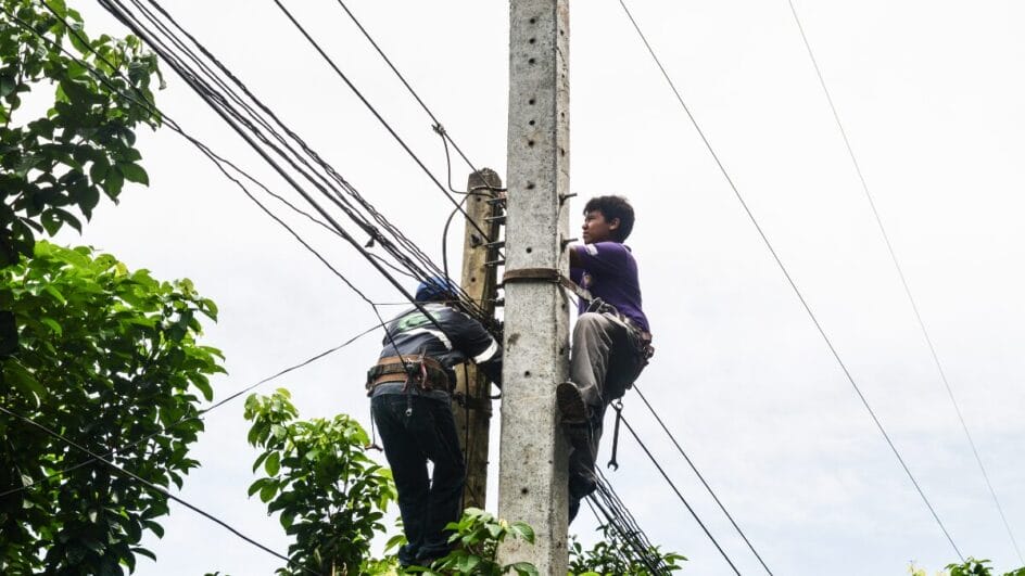 Eletricistas reparando linhas de energia aéreas