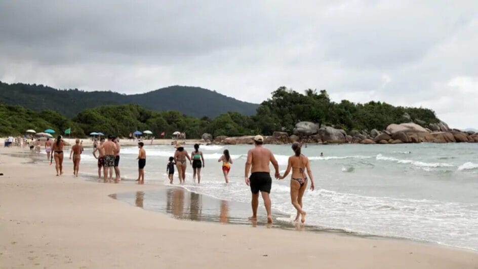 Cidade em formato de gancho de SC proíbe animais, churrasqueiras e barracas em praias