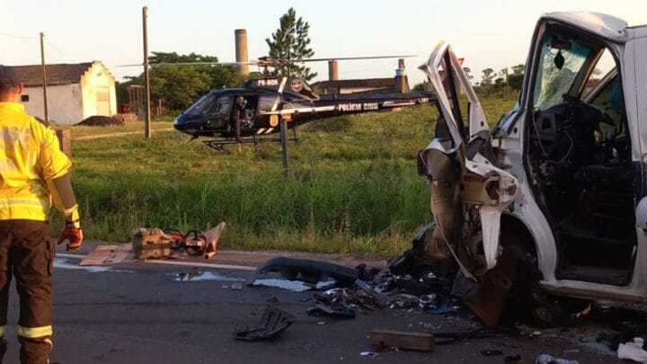 Equipes de resgate atuando em colisão entre van e caminhão em Morro da Fumaça