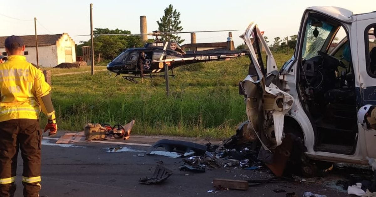 Equipes de resgate atuando em colisão entre van e caminhão em Morro da Fumaça