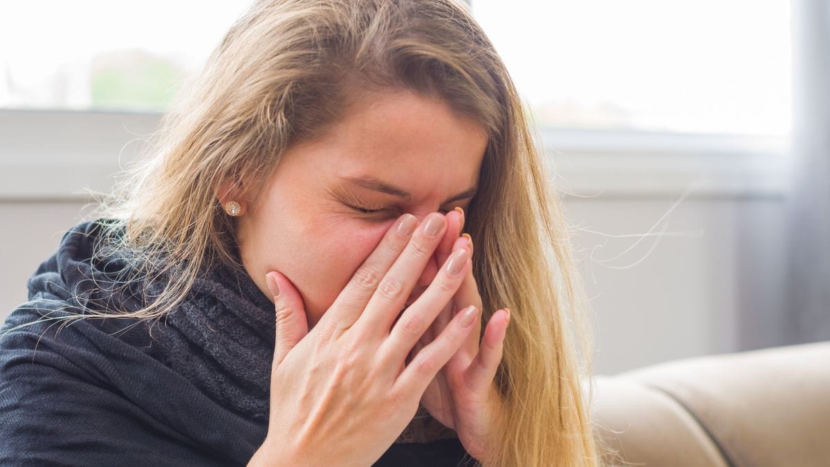 Mulher com rinite alérgica