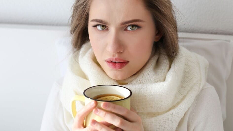 mulher tomando chá para aliviar os sintomas da rinite