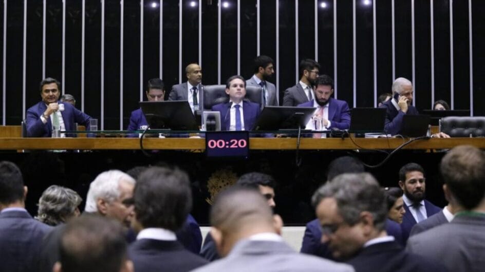 Imagem mostra os deputados na Câmara dos Deputados