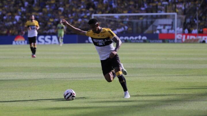 Jogador do Criciúma em ataque no jogo contra o Botafogo-SP pela 37ª rodada da Série B 2025