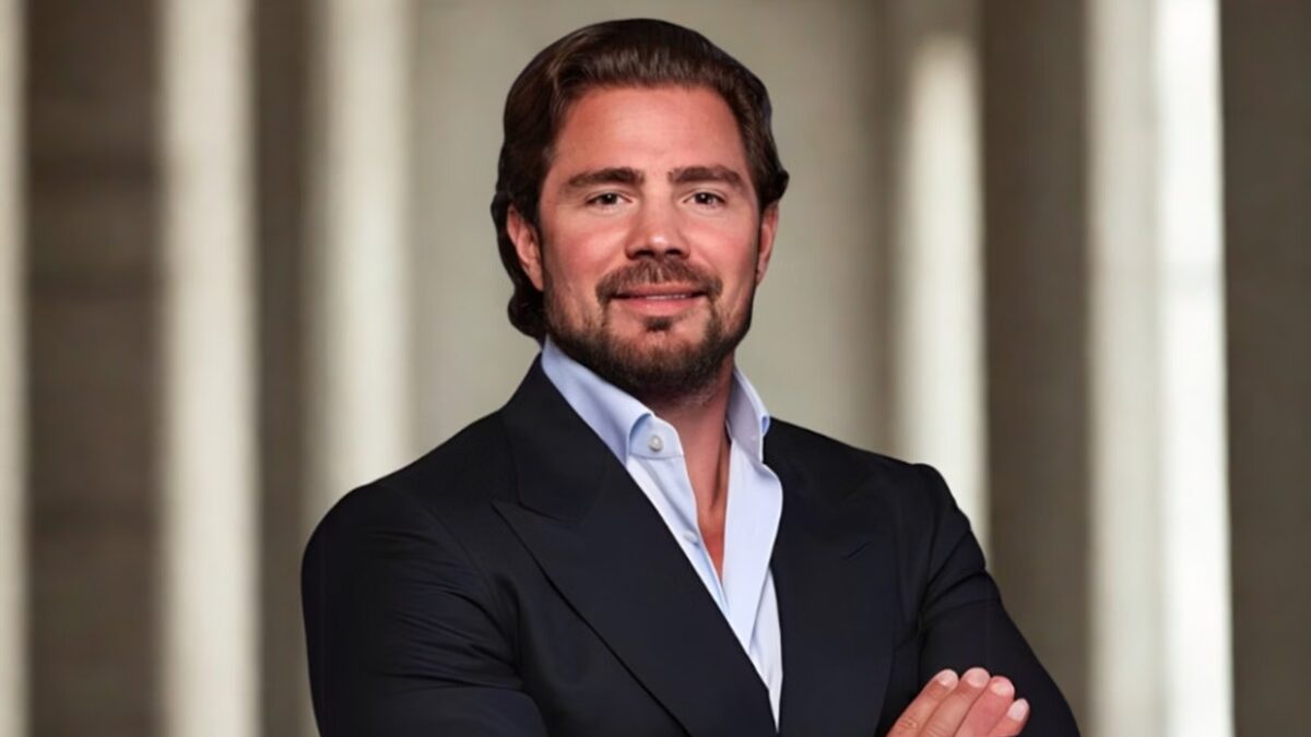 Daniel Vorcaro posando de terno