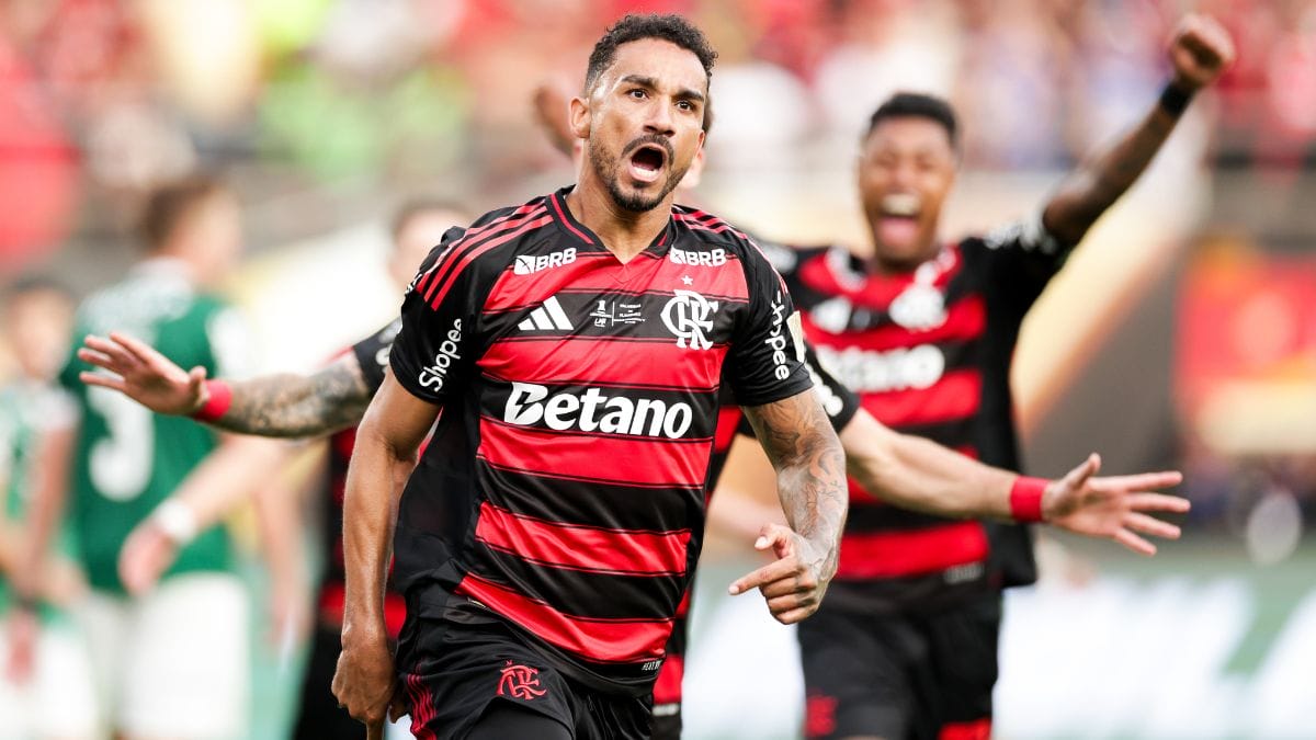 Danilo celebra gol pelo Flamengo