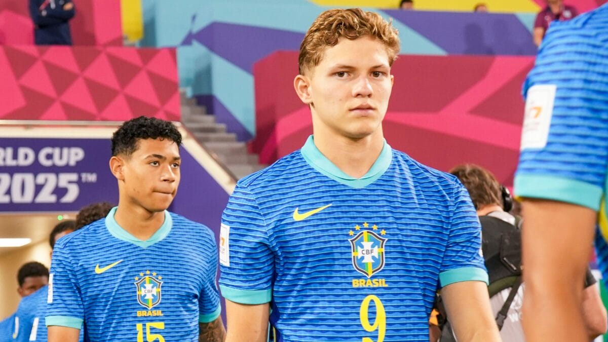 Dell entrando em campo com a camisa da Seleção Brasileira