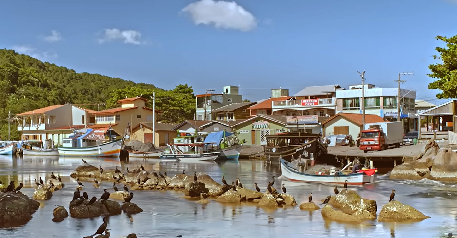 Cena do filme Livros Restantes, gravado na Barra da Lagoa, em Florianópolis