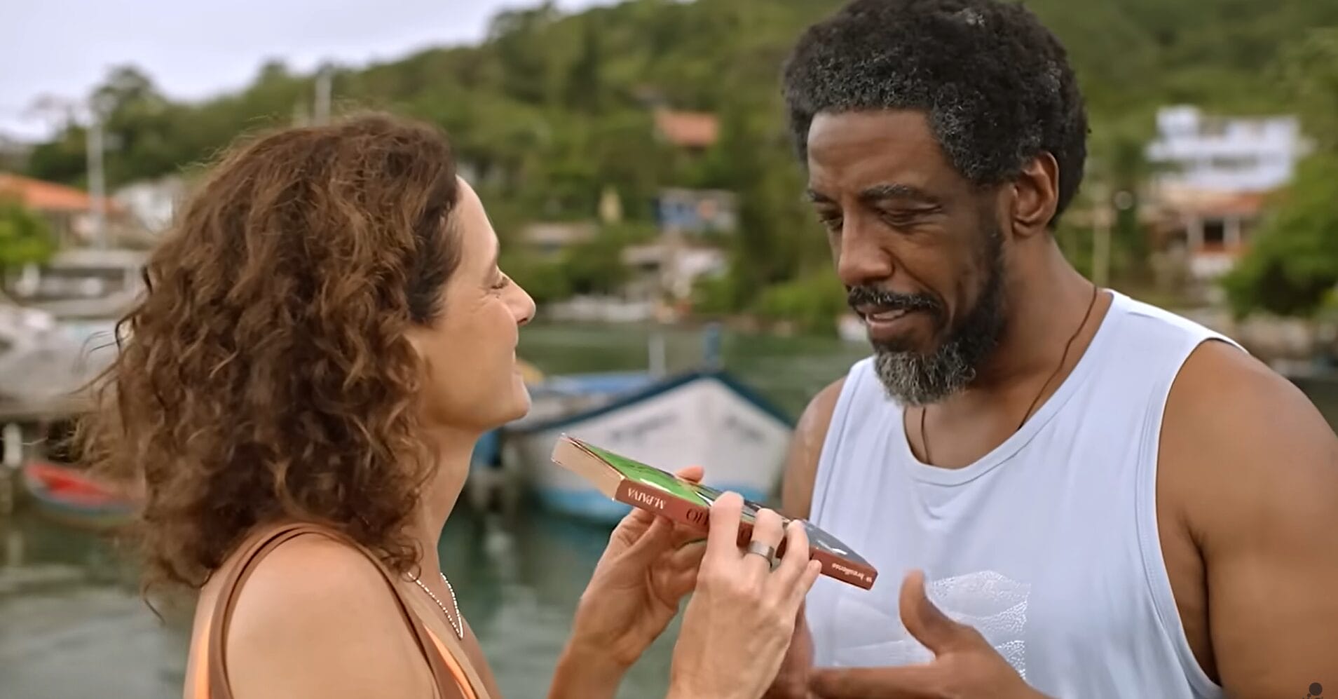 Cena do filme Livros Restantes com Denise Fraga e Marcinho Gonzaga