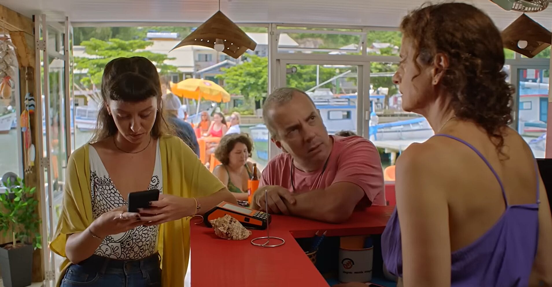 Cena do filme Livros Restantes com Denise Fraga, Augusto Madeira e Manuela Campagna