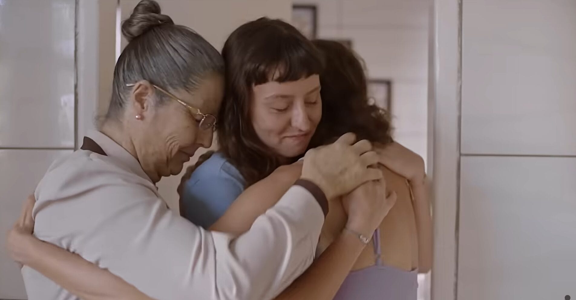 Cena do filme Livros Restantes, com Denise Fraga, Manuela Campagna e Vanderleia Will