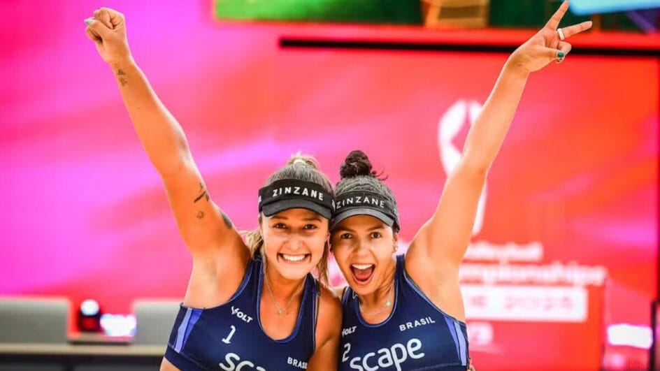 Dupla brasileira de vôlei de praia, Thamela e Vic, comemorando classificação às oitavas de final do Mundial de Vôlei de Praia 2025
