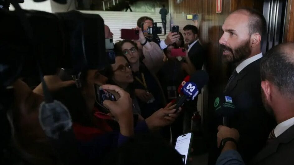 Deputado federal Eduardo Bolsonaro (PL-SP) em coletiva de imprensa.