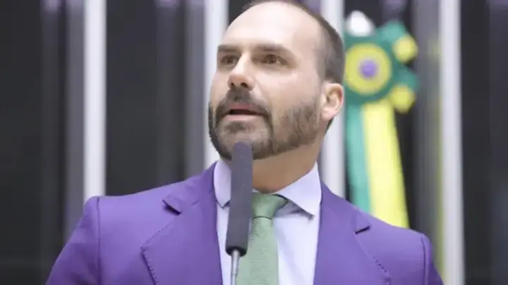 Foto mostra o deputado federal Eduardo Bolsonaro na Câmara dos Deputados