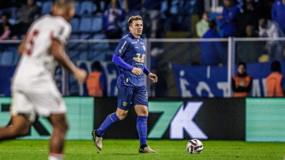 Eduardo Brock em campo com a camisa do Avaí