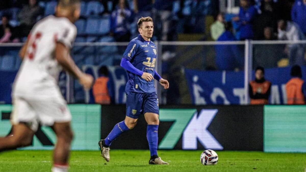 Eduardo Brock em campo com a camisa do Avaí