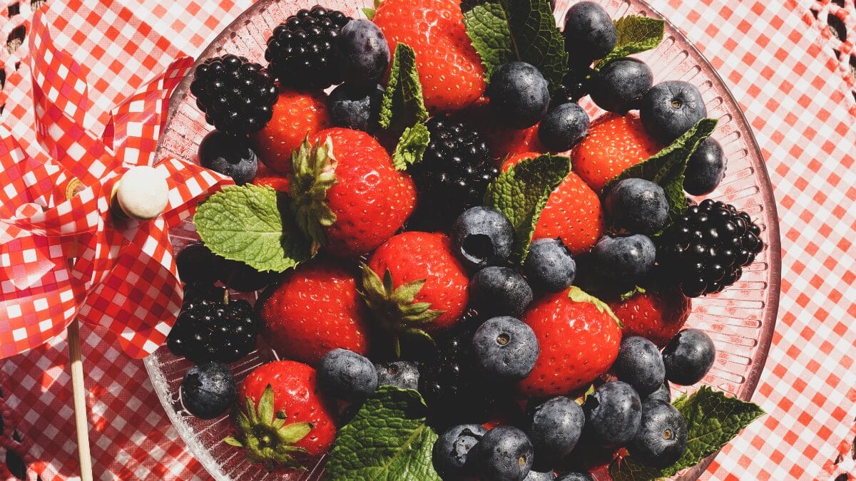 Prato com morangos e mirtilos