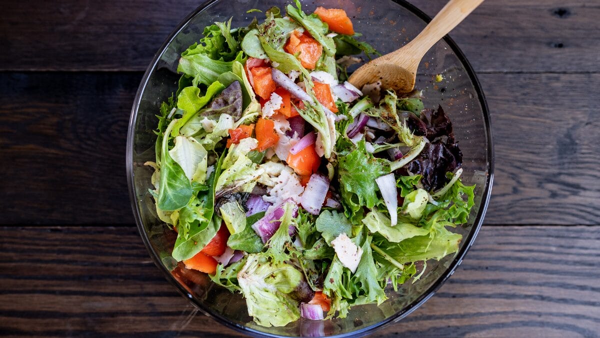 Um pote de vidro com salada