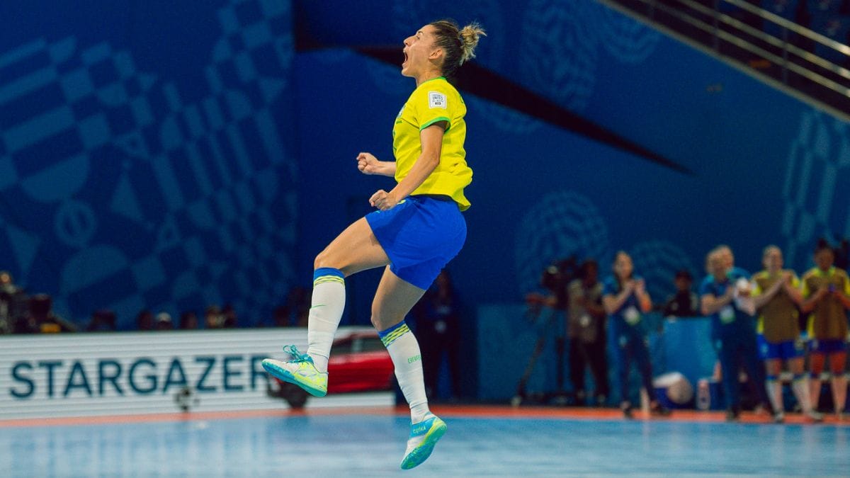 Emily celebra gol pelo Brasil na Copa do Mundo de Futsal