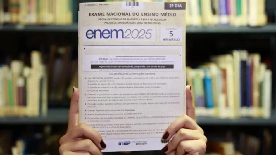 Foto mostra o caderno do segundo dia do Enem 2025