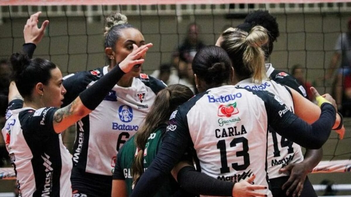 Equipe feminina do Mackenzie comemorando ponto