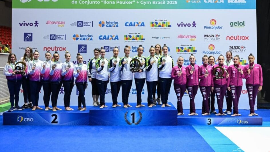 Equipe vencedoras do Campeonato Brasileiro de Ginástica Rítmica de Conjunto “Ilona Peuker” 2025 em cima do pódio, com suas medalhas e troféus