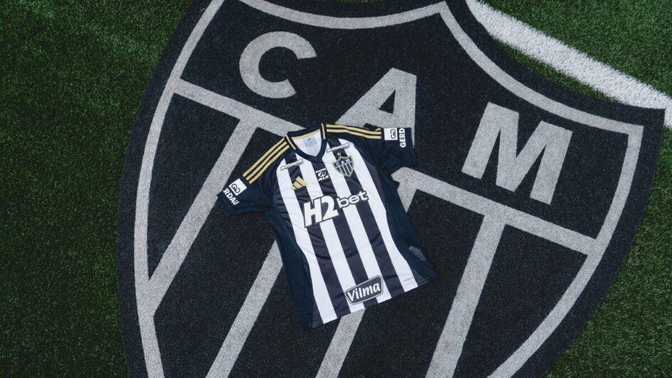 Camisa do Atlético-MG no chão sobre um escudo do Atlético-MG