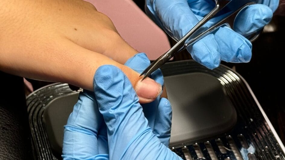 Esmalte que dura semanas Conheça a manicure russa e por que ela está substituindo o método tradicional