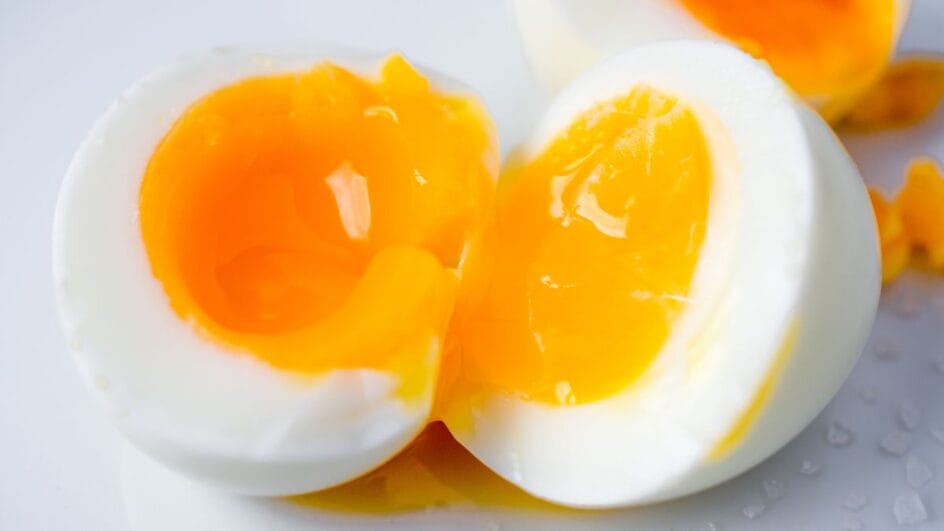 ovo cozido partido ao meio com a gema cremosa no ponto perfeito