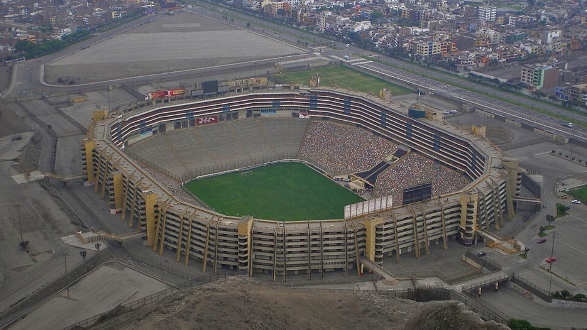 Estádio Monumental de Lima, no Peru (Foto: MicroX, wikimedia commons, banco de imagens)