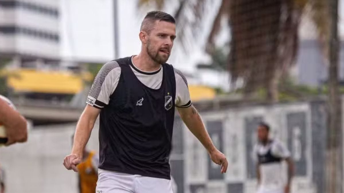 Ezequiel durante treino no ABC