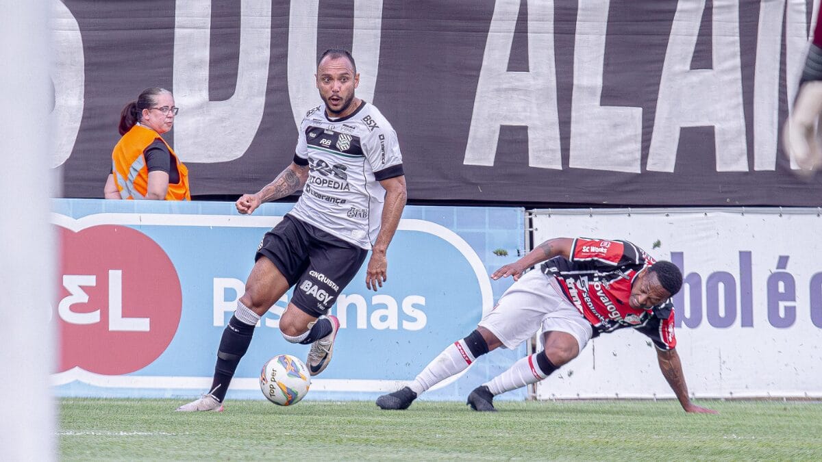 Felipe Augusto, do Figueirense, e Juliano, do Joinville, em disputa de bola