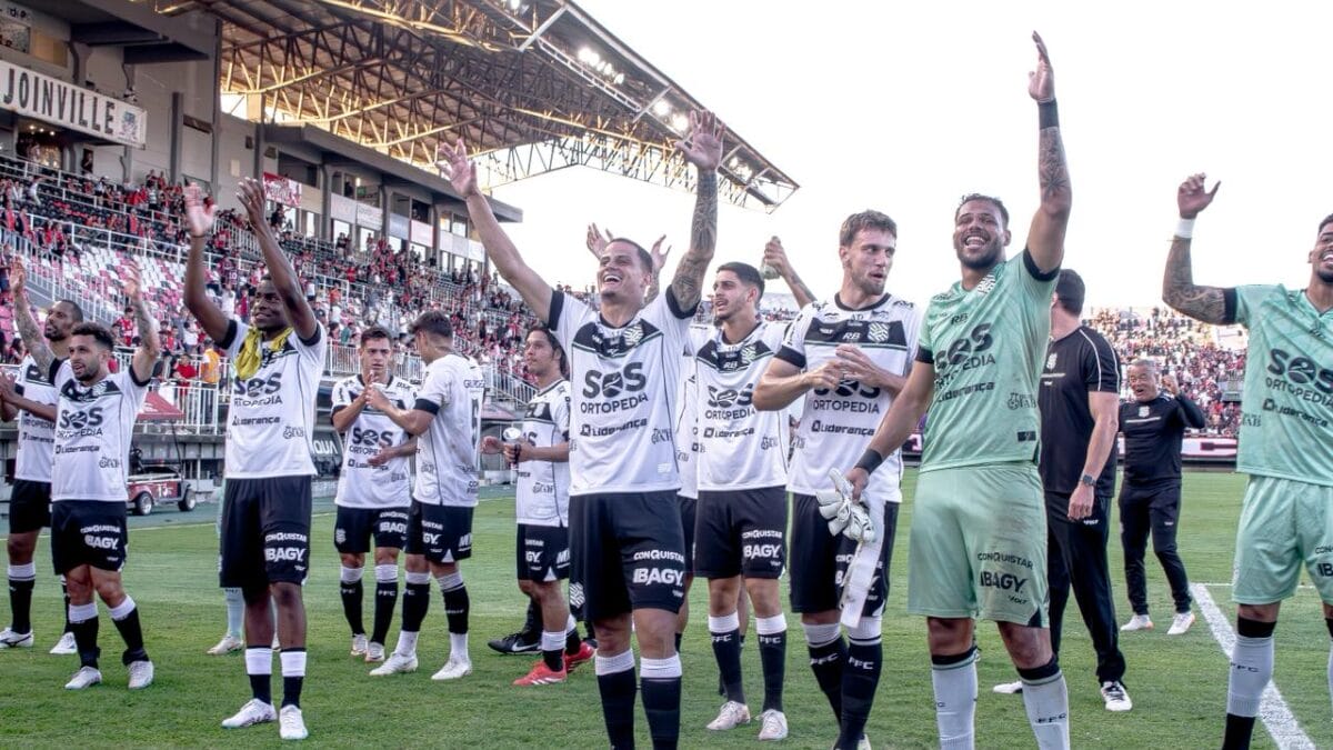 Elenco do Figueirense comemorando vitória