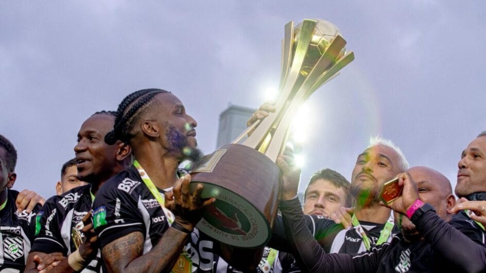 Jogadores do Figueirense comemorando taça da Copa SC