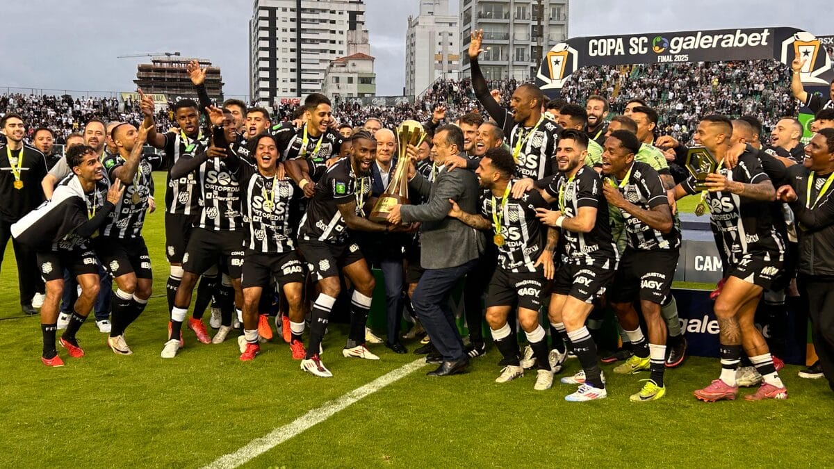 Jogadores do Figueirense levantando a taça da Copa SC