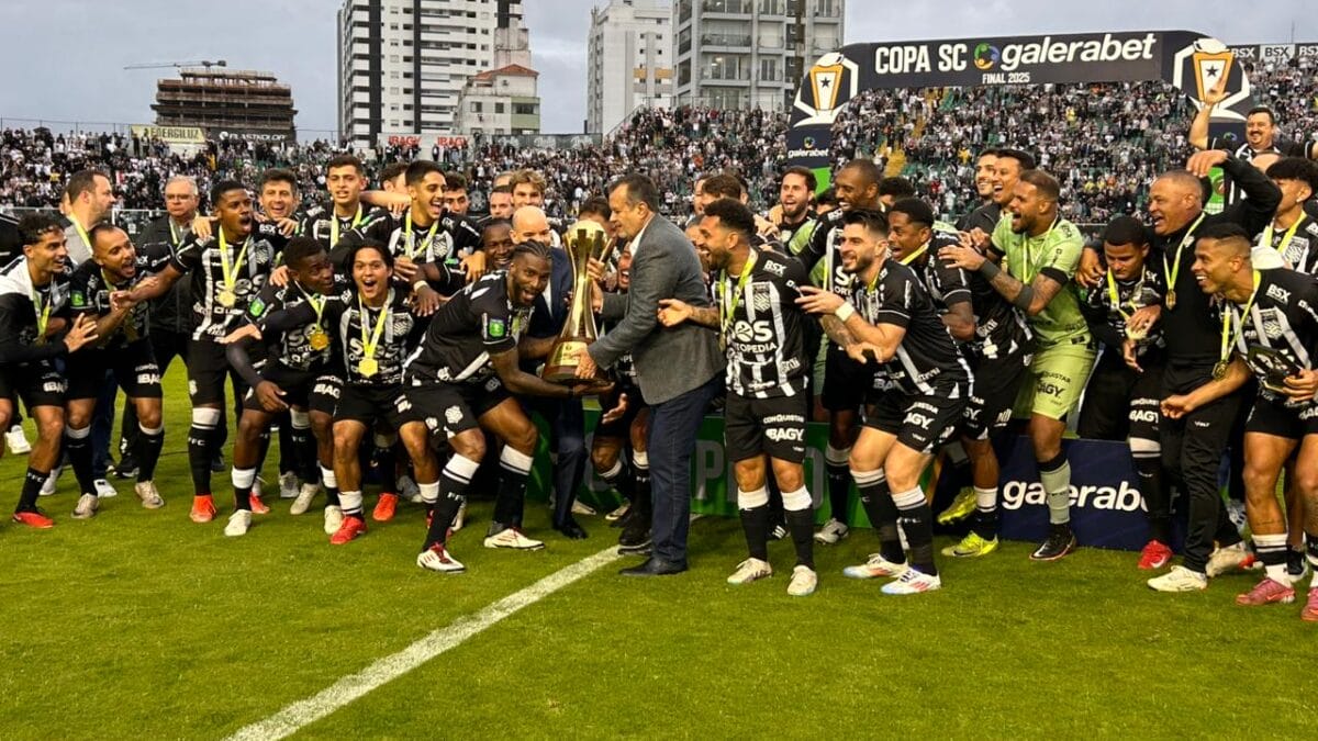Jogadores do Figueirense levantando a taça da Copa SC
