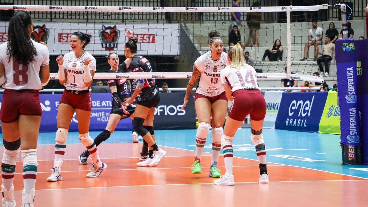 Jogadoras do Fluminense comemorando ponto na Superliga Feminina 2025/26