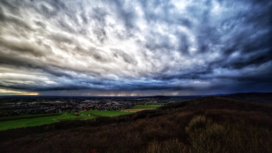 Formação de ciclone extratropical provoca tempestades em 8 estados do Brasil; veja quando