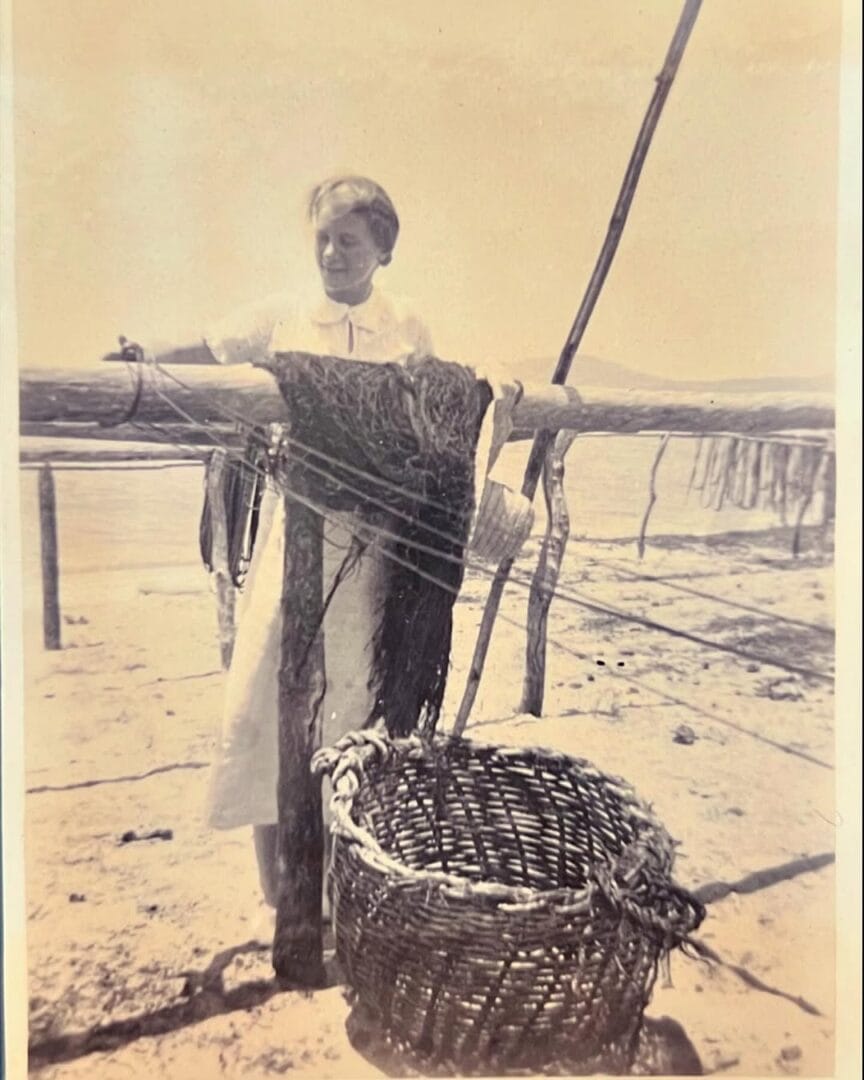 Fotos feitas pela baronesa Edla von Wangheim na década de 1930 mostram a mulher de um pescador estendendo redes em meio à praia de Canasvieiras, em Florianópolis