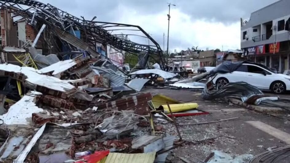 Fotos impressionantes mostram antes e depois de cidade do Paraná destruída por tornado (8)