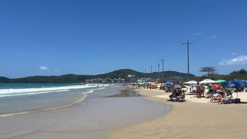 Fotos mostram praias lotadas em SC durante feriadão do Dia da Consciência Negra (4)